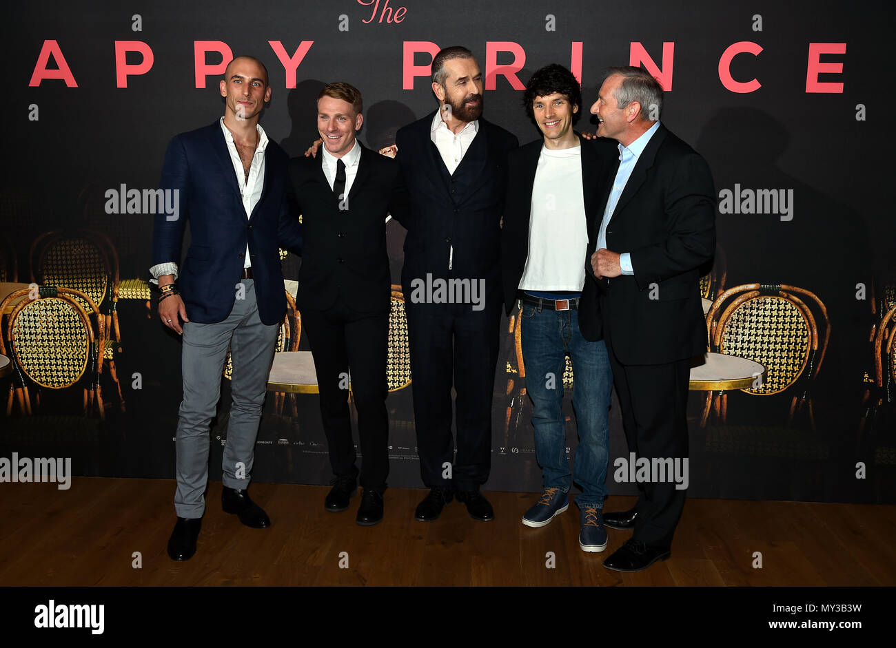 Tom Colley (gauche), Edwin Thomas (deuxième à gauche), Rupert Everett (centre), Colin Morgan et Julian Wadham (droite) participant à la Happy Prince Premiere tenue à vue West End, Leicester Square, Londres. Banque D'Images