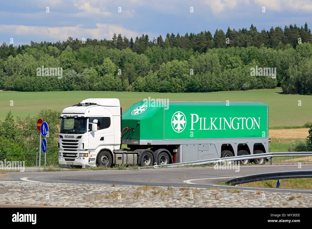 Scania R560 camion blanc et verre Pilkinton remorque de transport sur route intersection sur un jour de l'été à Salo, Finlande - juin 2, 2018. Banque D'Images