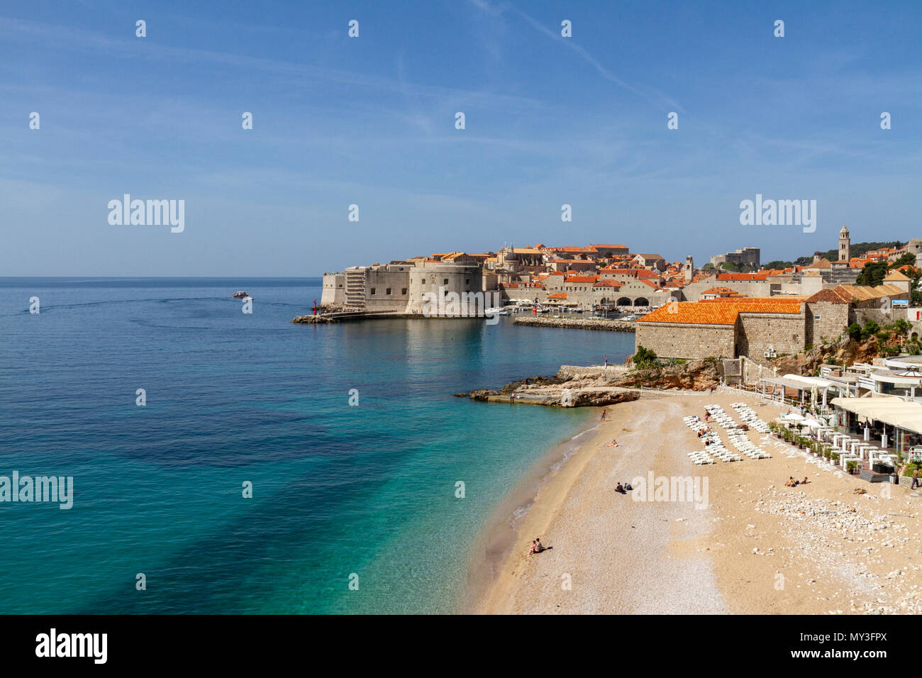 La Plage De Banje Restaurant Night Club Et Le Vieux Port De Dubrovnik Croatie Photo Stock Alamy