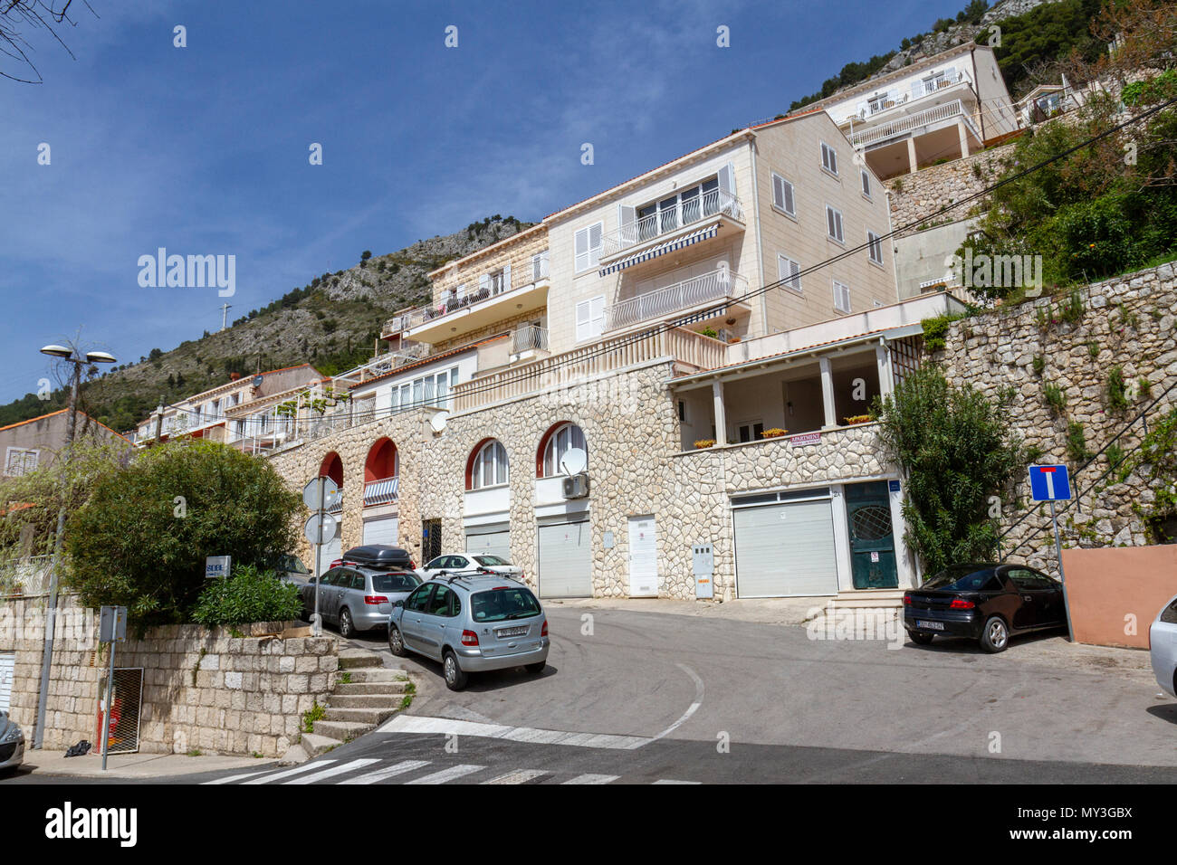 Propriétés typiques de l'escalade à l'est de la vieille ville de Dubrovnik, Croatie. Banque D'Images