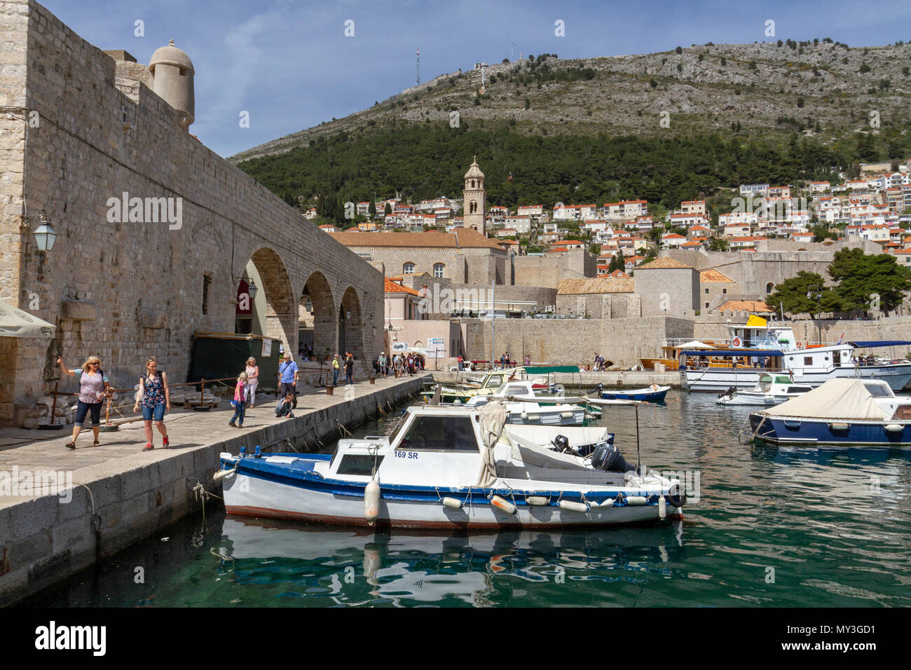 Bateaux dans le Vieux Port de Dubrovnik, Croatie. Banque D'Images