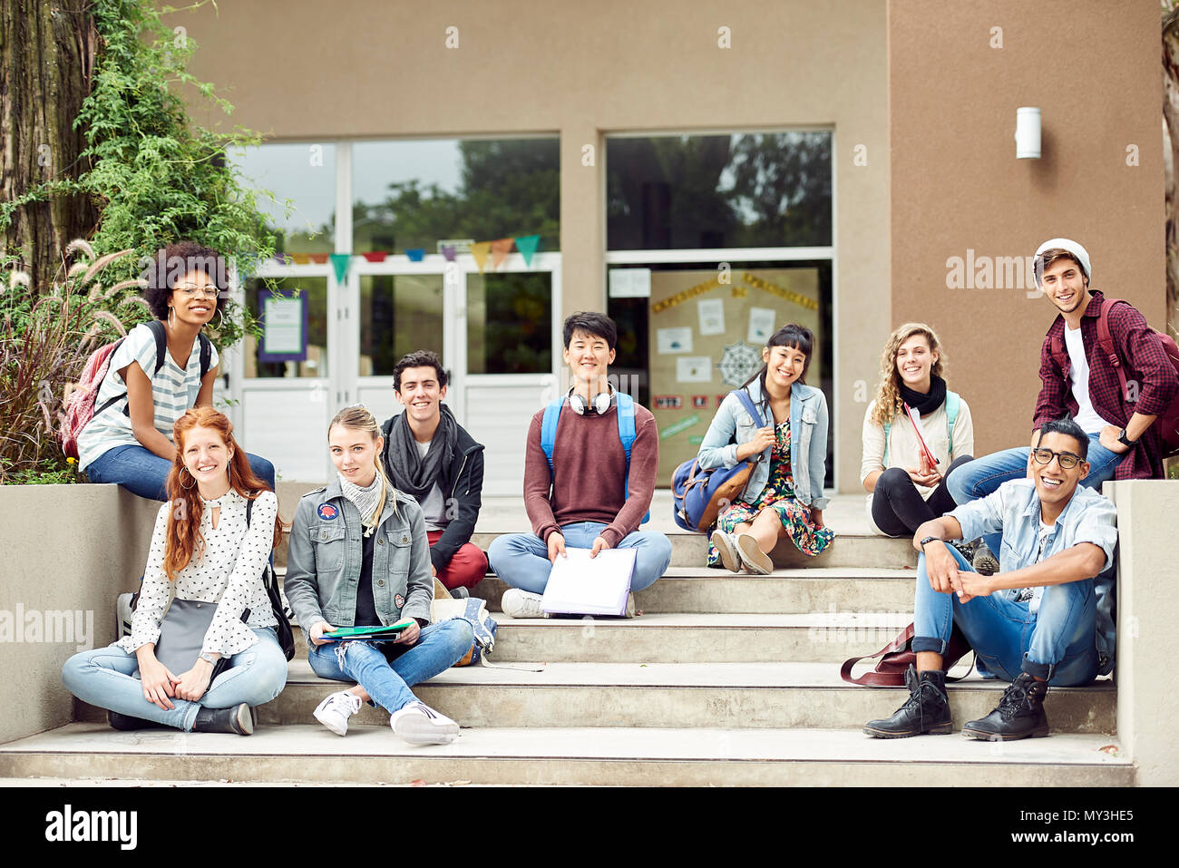Les étudiants assis en plein air sur le campus, portrait Banque D'Images