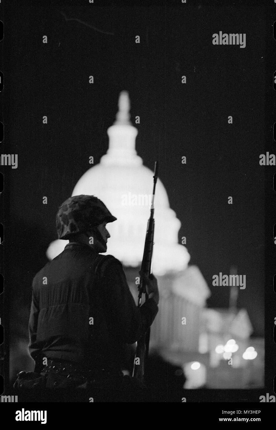 Couvre-feu à l'extérieur du soldat applique U S Capitol après des émeutes à la suite de Dr Martin Luther King, Jr, l'assassinat de Washington, DC, 04/08/1968. Photo par Warren K. Leffler. Banque D'Images