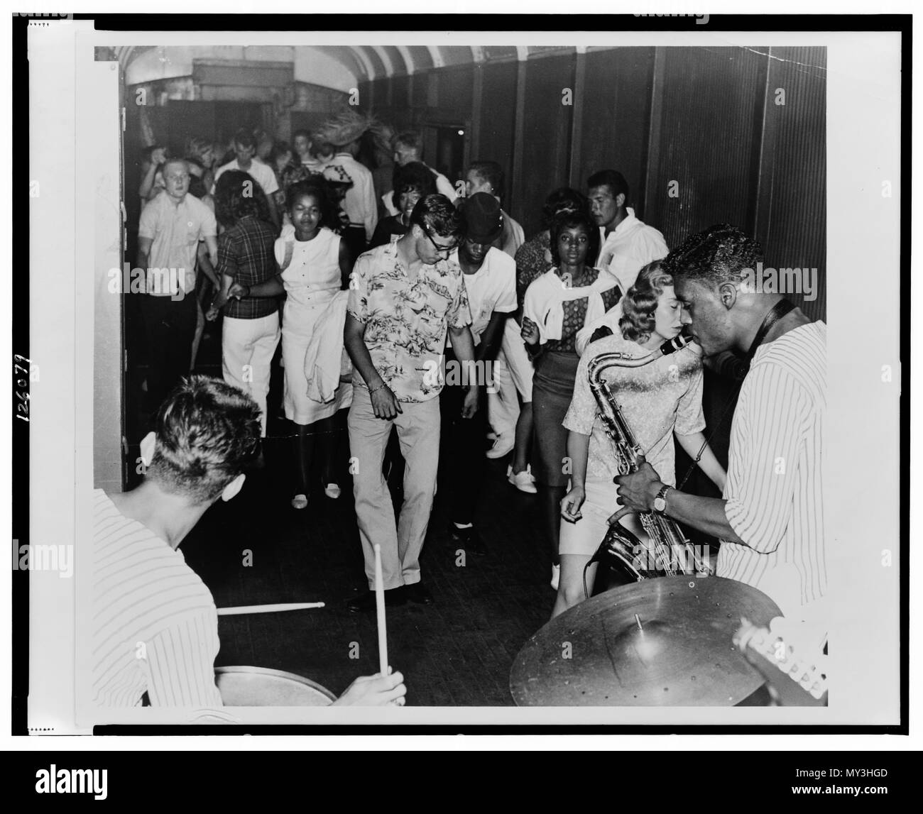 Les adolescents sur un voyage de classe à Montauk le twist danse au rythme d'un fourgon à bande, Montauk, New York, 1962. Photo par Herman Hiller. Banque D'Images