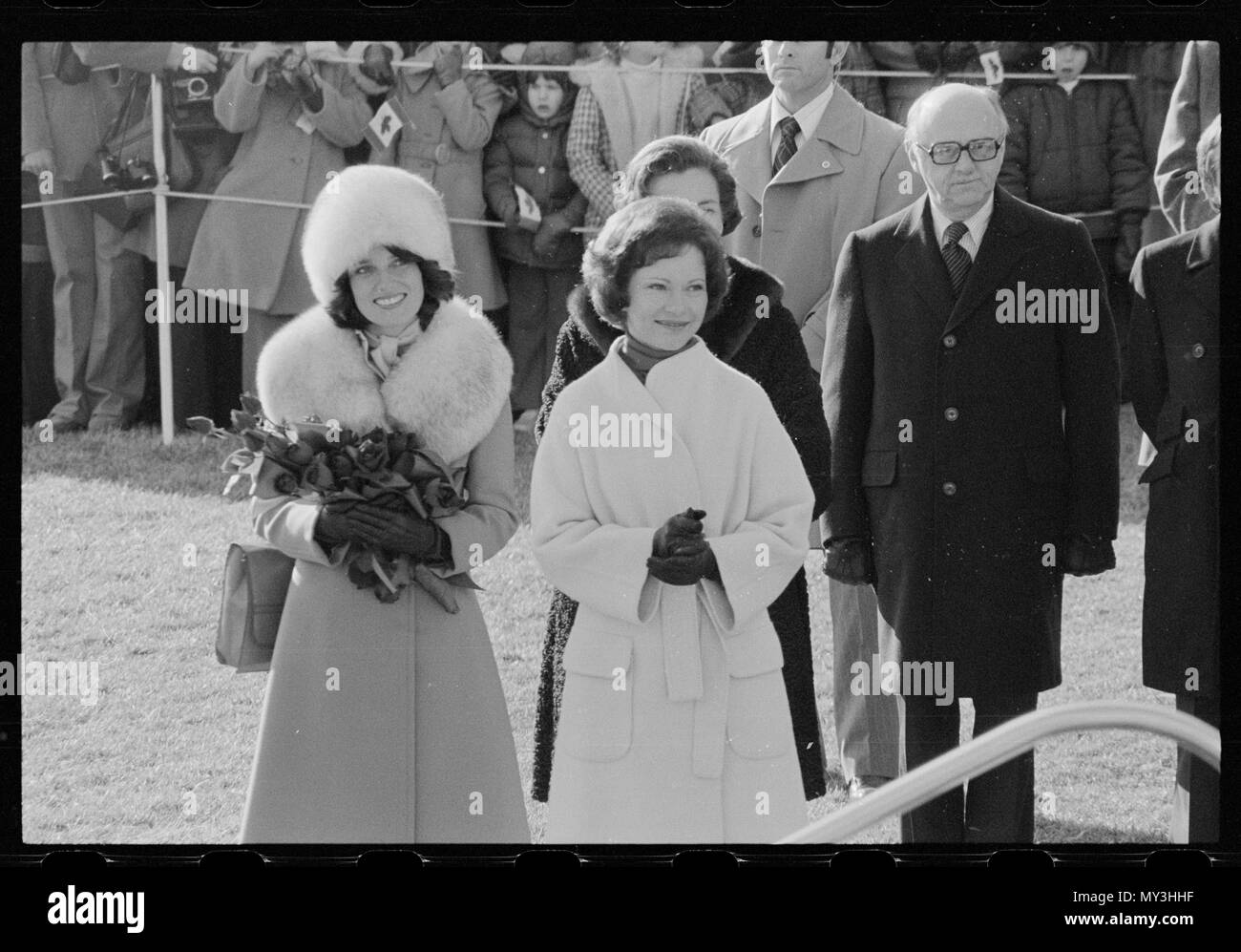 Première Dame Rosalynn Carter (au centre) se félicite de Margaret Trudeau (à gauche), l'épouse du premier ministre Pierre Trudeau, à la Maison Blanche, Washington, DC, 2/21/1977. Photo de Thomas O'Halloran. Banque D'Images