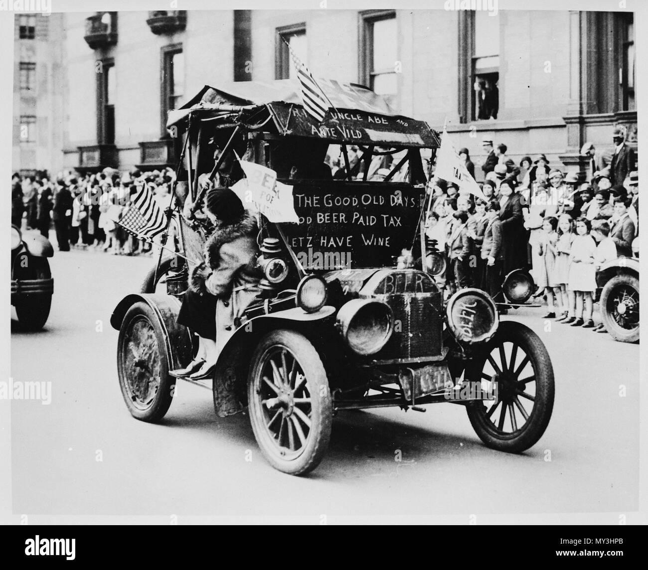 Une voiture décorée avec des affiches et bannières soutenant l'abrogation du 18e amendement interdisant la production, le transport et la vente d'alcool, New York, NY, 5/1932. Banque D'Images