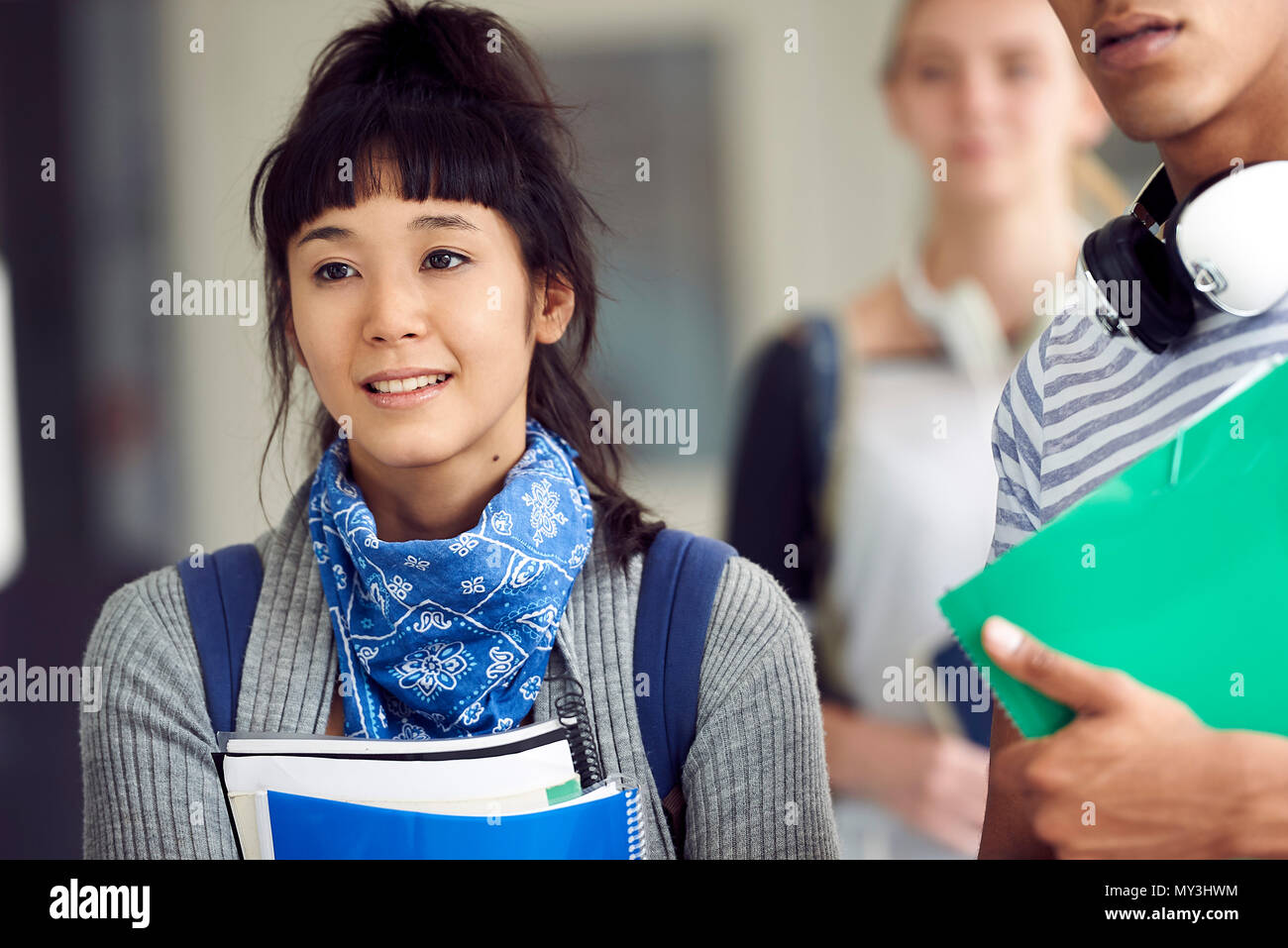 Female student smiling in corridor Banque D'Images