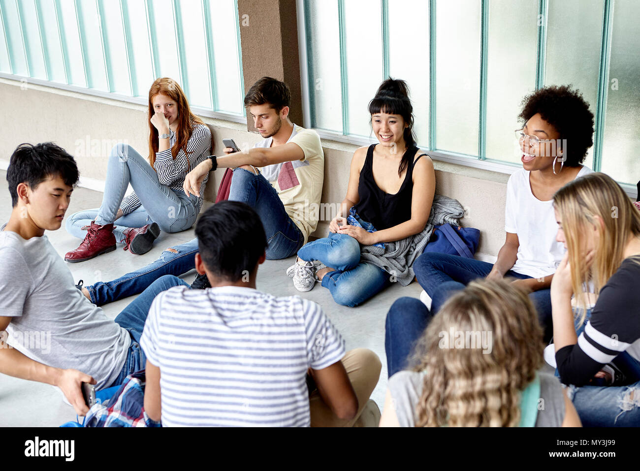 Groupe d'élèves sortir ensemble dans le couloir Banque D'Images