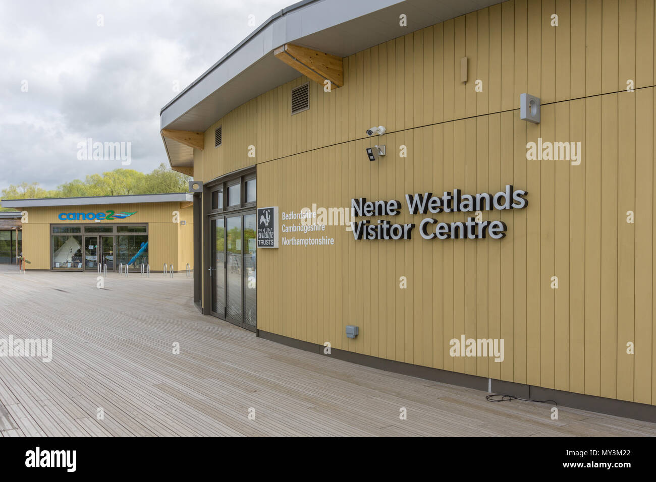 Le Centre des Visiteurs de zones humides Nene sur le bord de la nouvelle Rushden Northamptonshire ; développement de la vente au détail des lacs, UK Banque D'Images