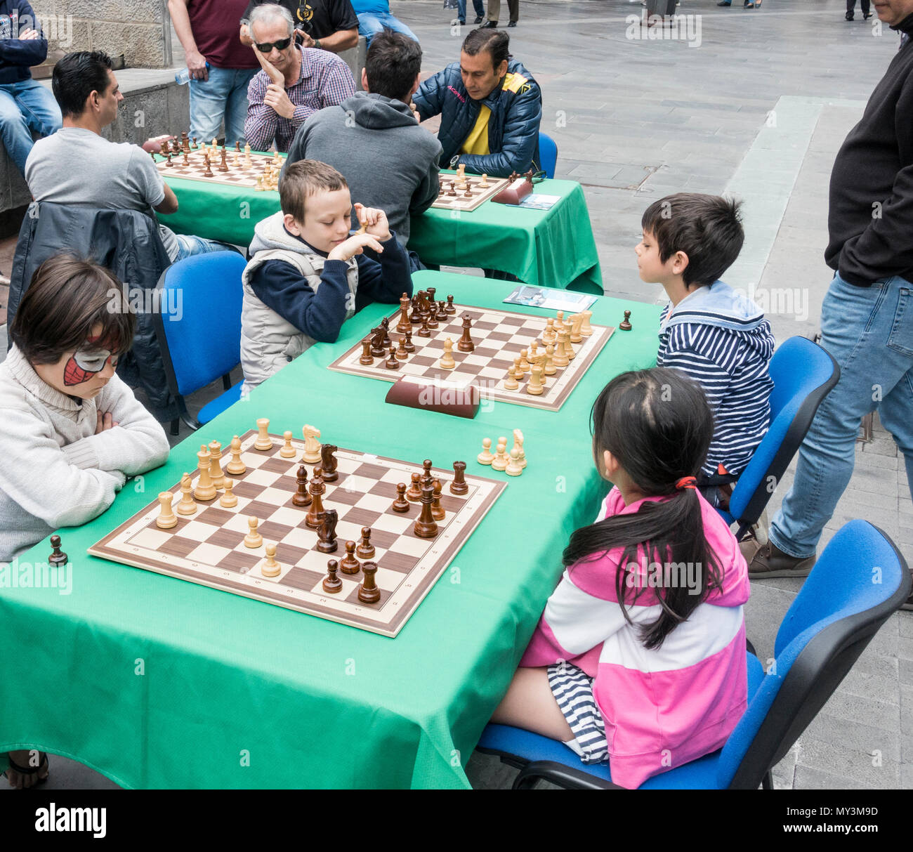 Enfants jouant aux échecs en plein air en Espagne Banque D'Images