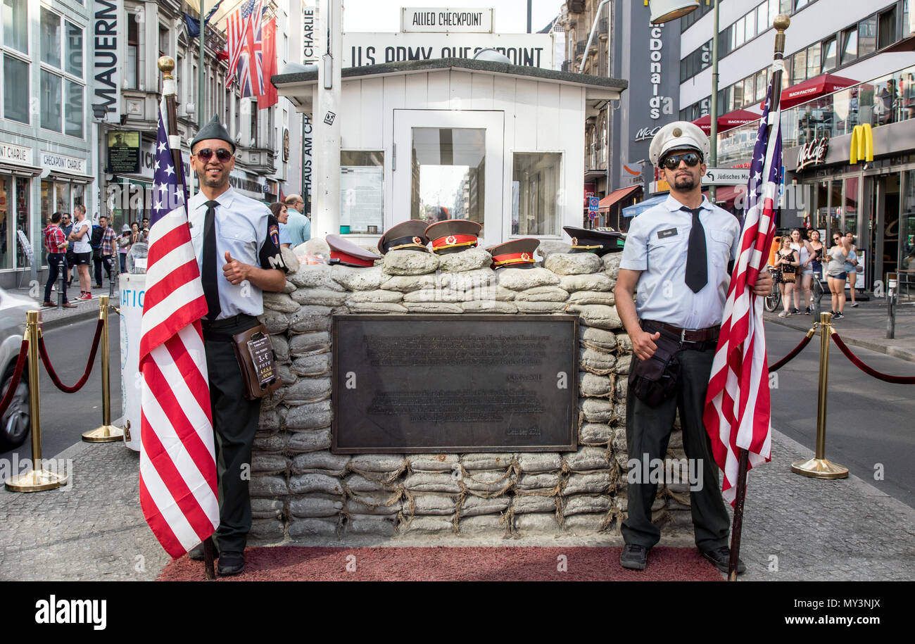 Checkpoint charlie Banque de photographies et d’images à haute ...