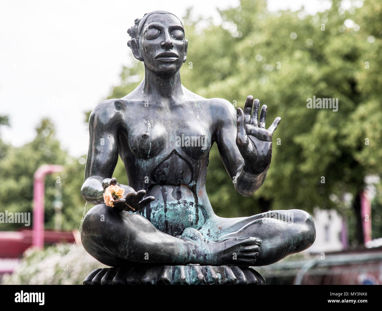 Statue de bronze au Engelbecken Berlin Allemagne Banque D'Images
