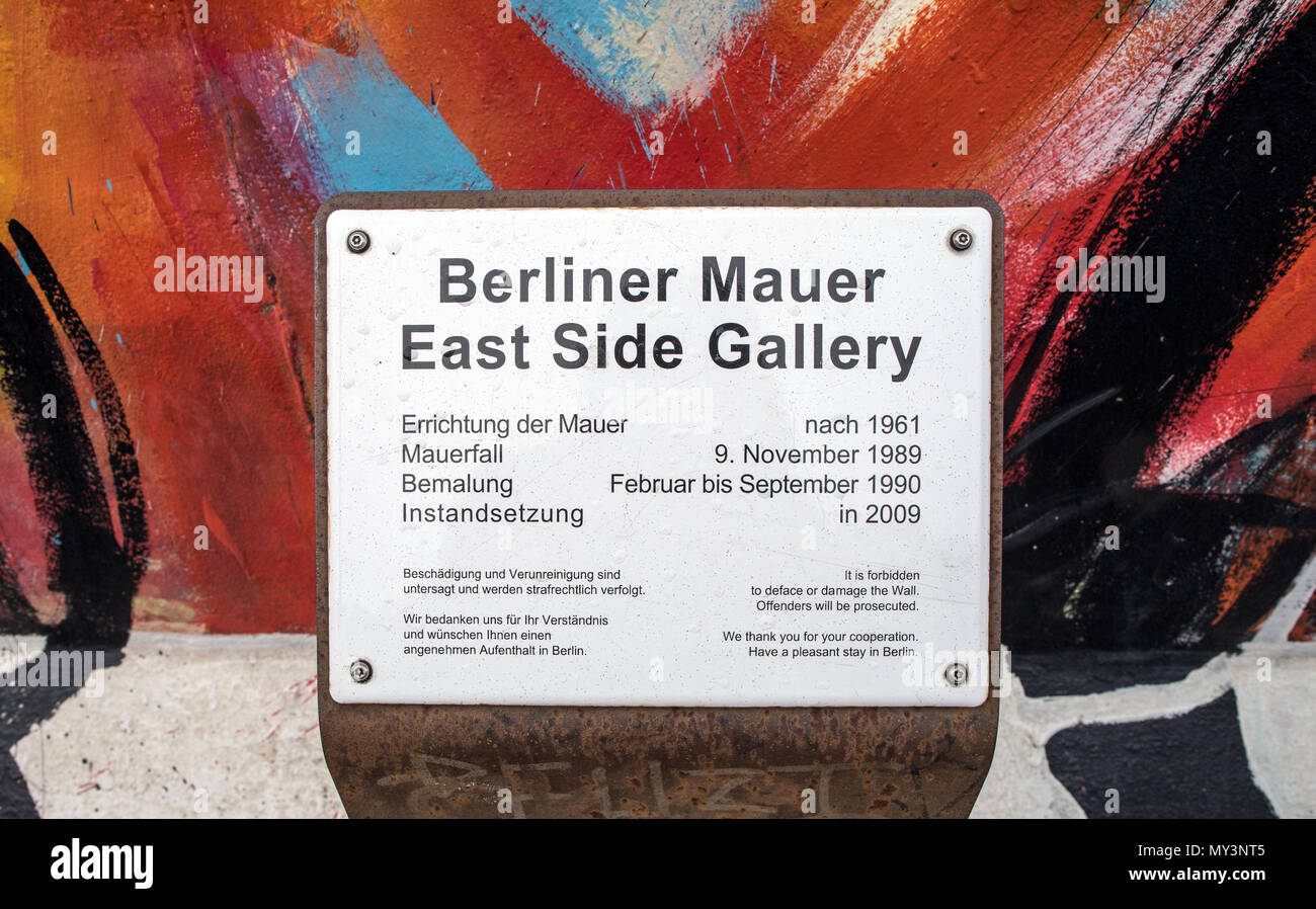 L'Art de mur de Berlin sur la East Side Gallery Berlin Allemagne Banque D'Images