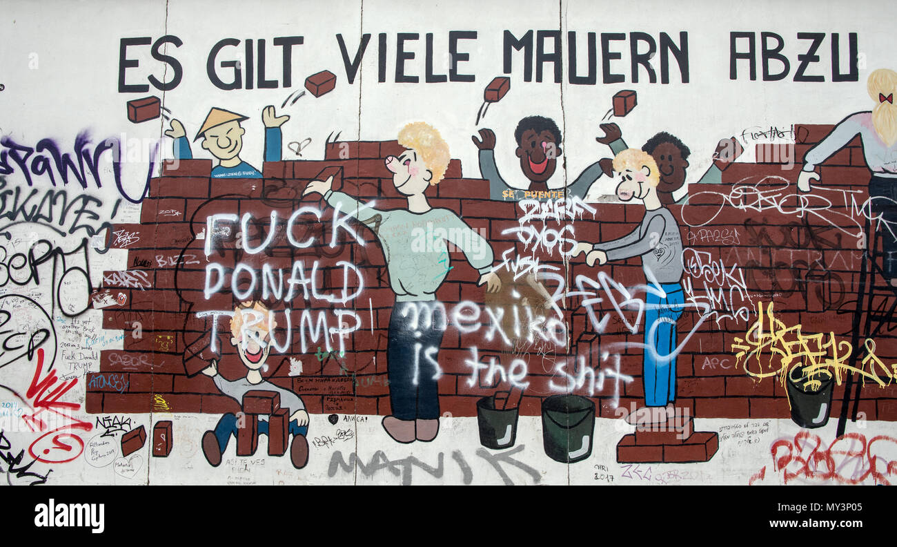 L'Art de mur de Berlin sur la East Side Gallery Berlin Allemagne Banque D'Images