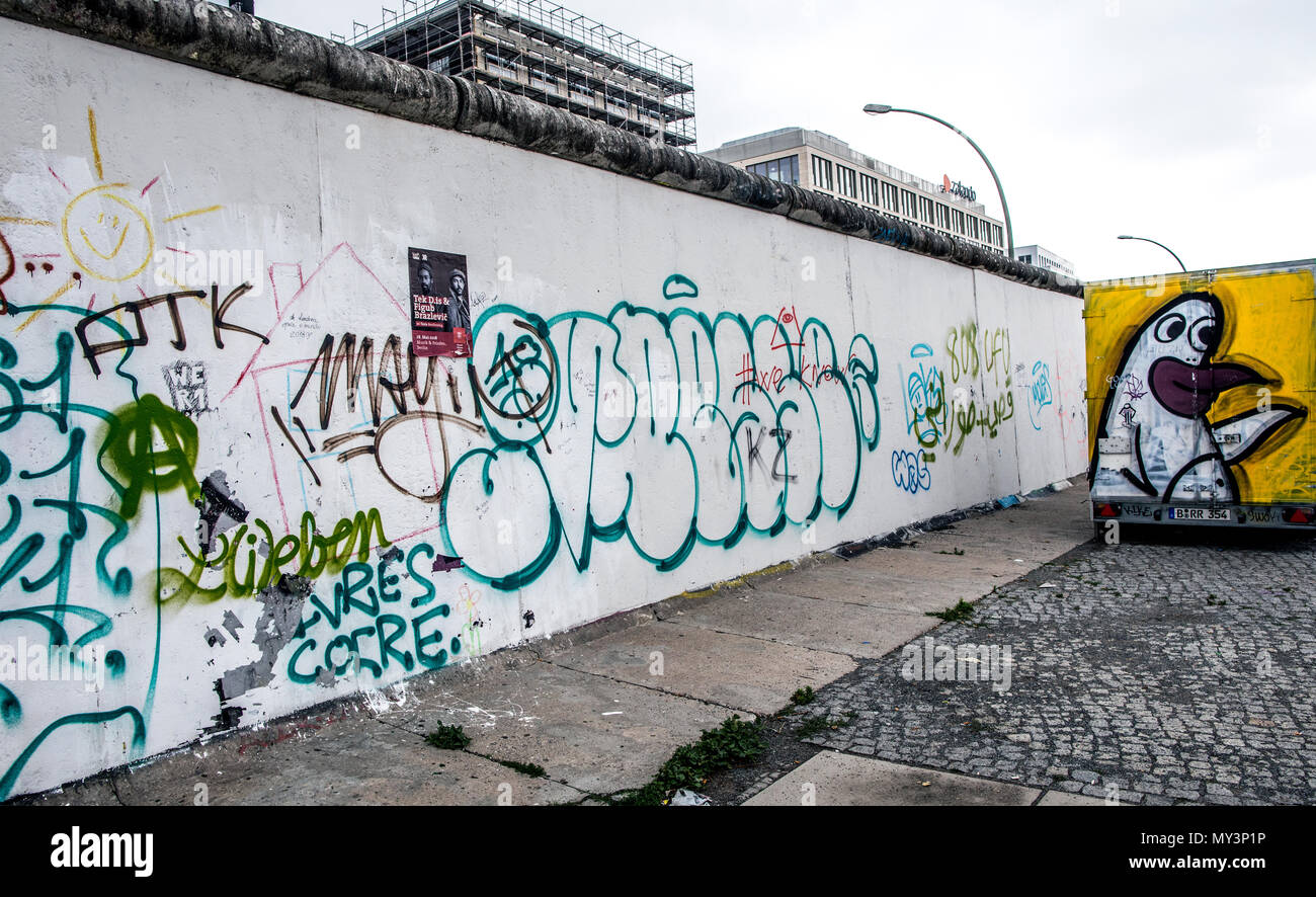 L'Art de mur de Berlin sur la East Side Gallery Berlin Allemagne Banque D'Images