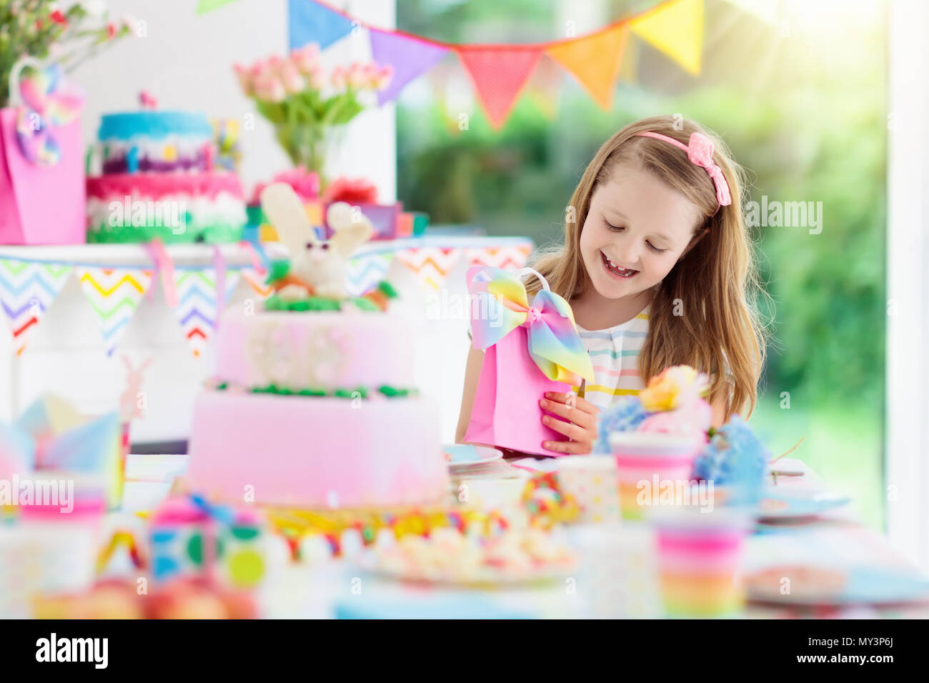 Kids Birthday Party Avec Arc En Ciel Colore Decoration Pastel Et Bunny Layer Cake Petite Fille Avec Des Bonbons Des Bonbons Et Des Fruits Ballons Et Banniere A Fes Photo Stock Alamy Kids Birthday Party Avec Arc En Ciel Colore Decoration Pastel Et Bunny Layer Cake Petite Fille Avec Des Bonbons Des Bonbons Et Des Fruits Ballons Et Banniere A Fes Photo Stock Alamy