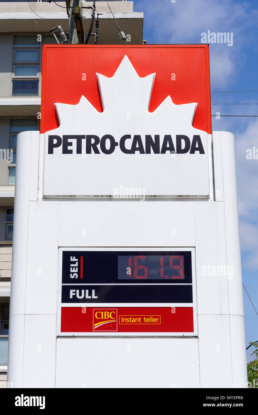 Station-service Petro-Canada panneau indiquant prix par litre de gaz élevé à Vancouver, BC, Canada Banque D'Images