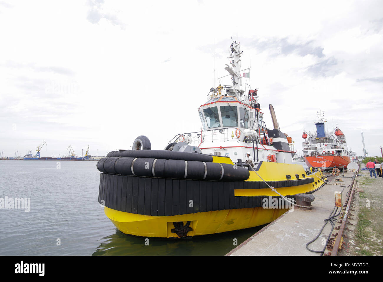 CONSTANTA, Roumanie - le 19 mai 2018 : Tug boat dans un port Banque D'Images