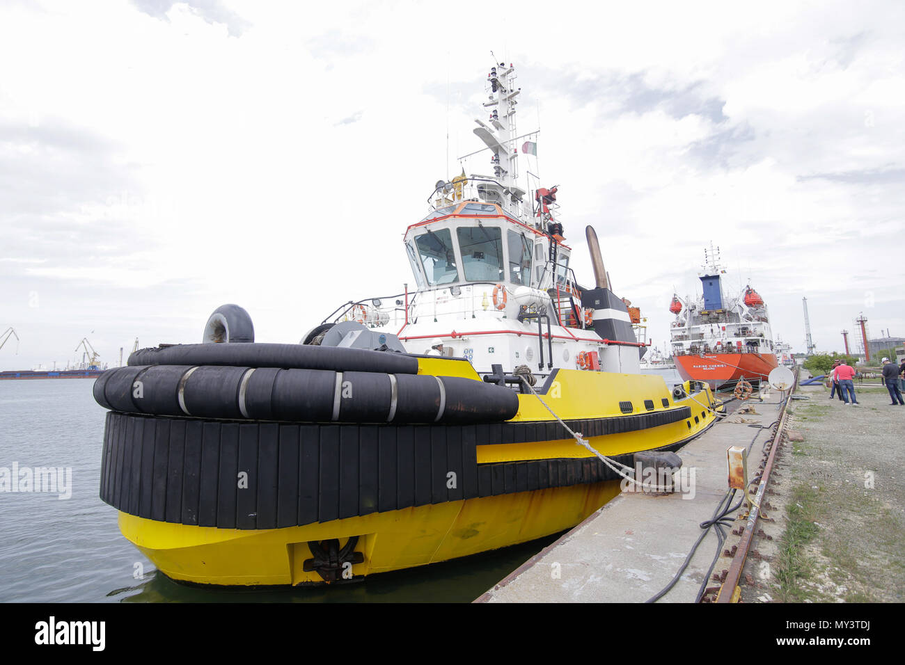 CONSTANTA, Roumanie - le 19 mai 2018 : Tug boat dans un port Banque D'Images
