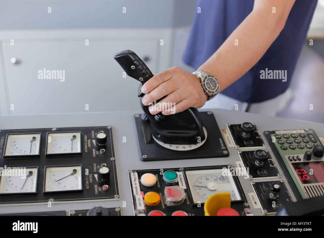 CONSTANTA, Roumanie - le 19 mai 2018 : l'équipement de contrôle de remorqueurs dans la cabine de pilotage du capitaine Banque D'Images