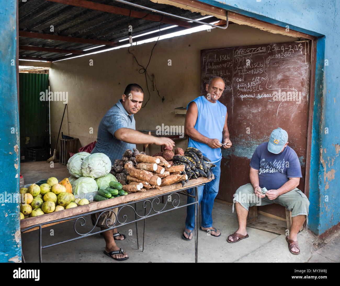 Trouvé ces jeunes entrepreneurs agricoles mise en place magasin tôt le matin Banque D'Images