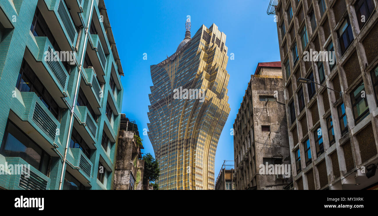 Rues de Macao. Contraste entre l'ancien et des bâtiments modernes. Banque D'Images