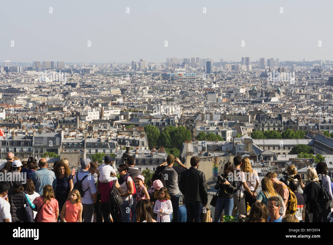 Les touristes à Paris en profitant de la vue de Montmartre. Banque D'Images