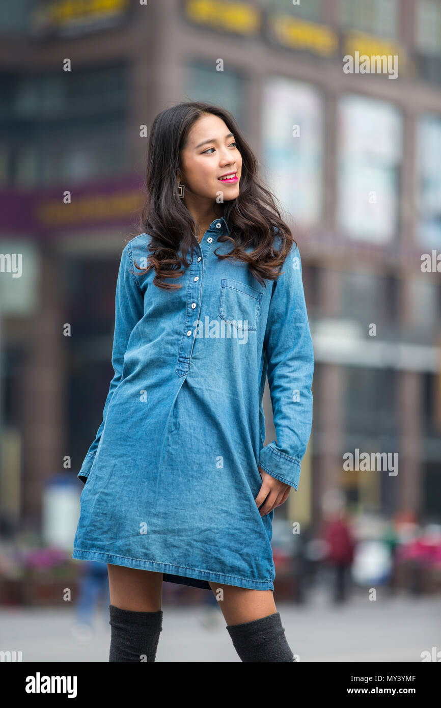 Photo d'une belle jeune femme chinoise dans la rue en plein air Banque D'Images