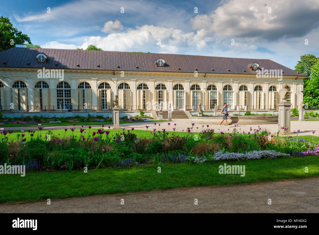 Parc Lazienki Varsovie, vue sur le bâtiment et le jardin de l'ancienne Orangerie dans le parc Lazienki, Varsovie, Pologne. Banque D'Images