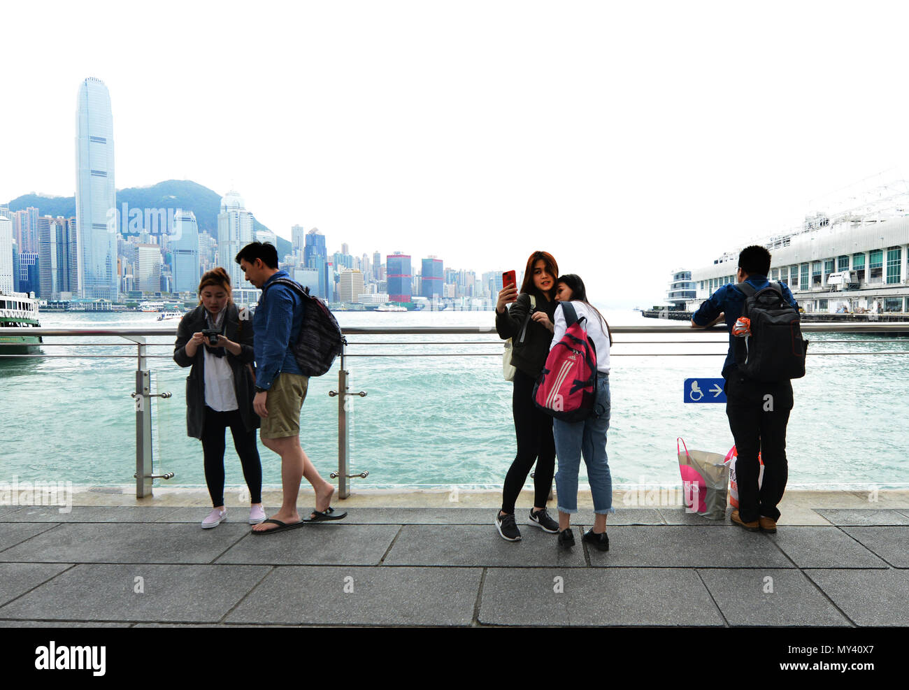 Bénéficiant d'une vue sur le port Victoria de Hong Kong. Banque D'Images