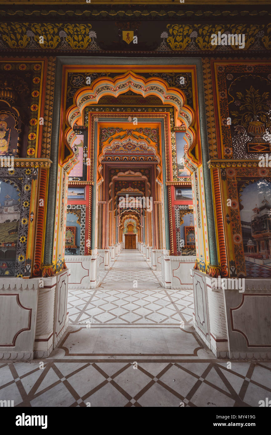 De belles arcades Jawahar Circle peint à Jaipur, Rajasthan Banque D'Images