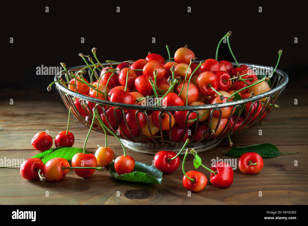 Panier de cerises sur la table en bois, les Abruzzes Banque D'Images