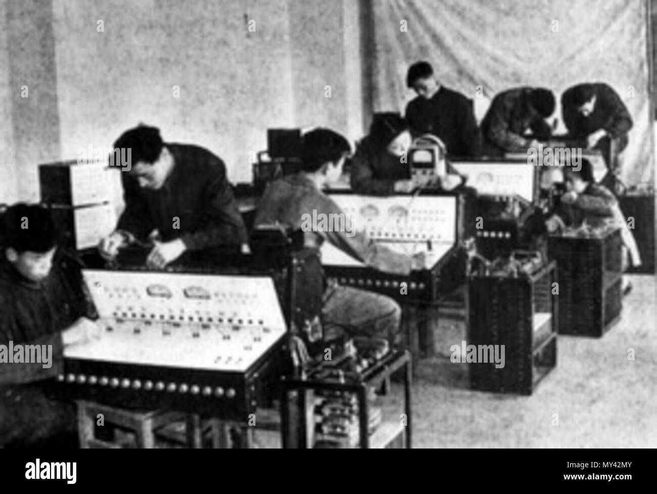 . Anglais : l'ordinateur analogique électronique de l'Université de Tsinghua. ，制造电子模拟计算机 清华大学自动控制系 中文 :。 . 1960. L'Université Tsinghua 157 ordinateur analogique électronique de l'Université Tsinghua Banque D'Images