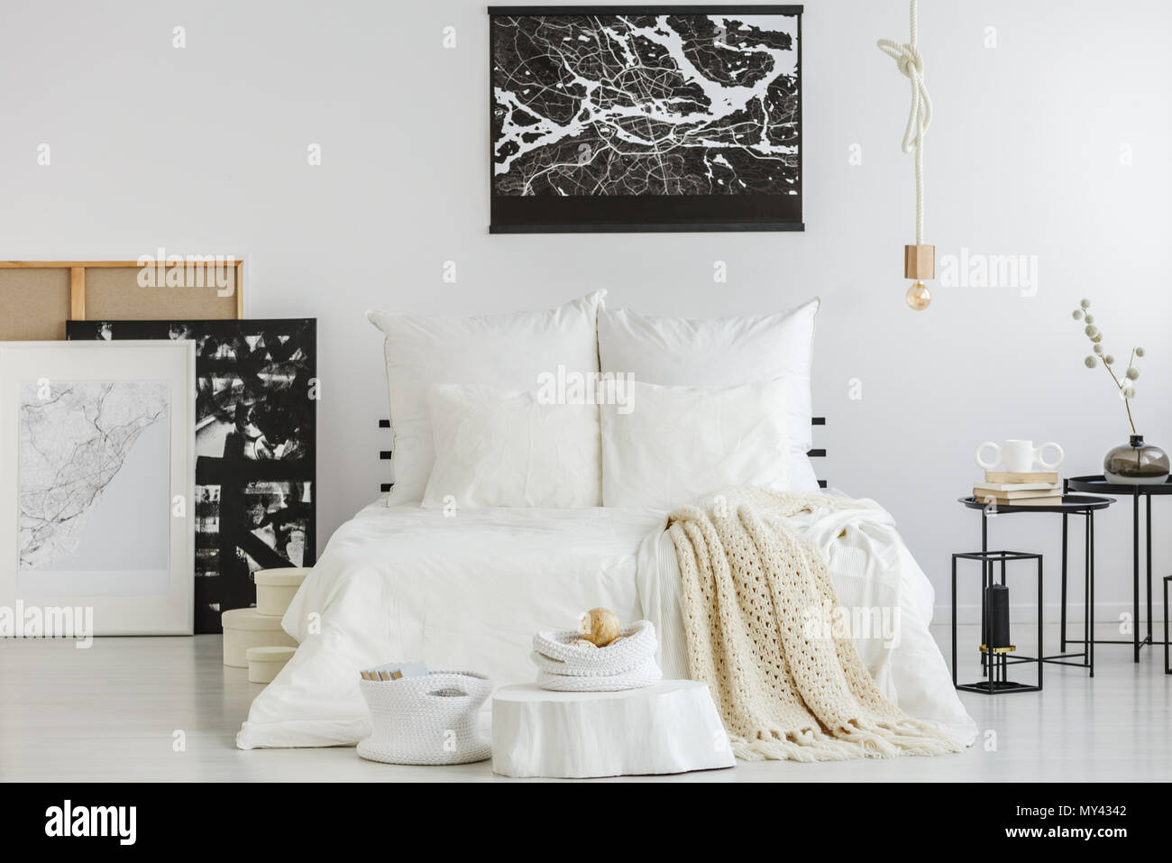 Scandi, chambre lumineuse intérieur avec des tableaux contemporains et un lit blanc avec de grands oreillers Banque D'Images