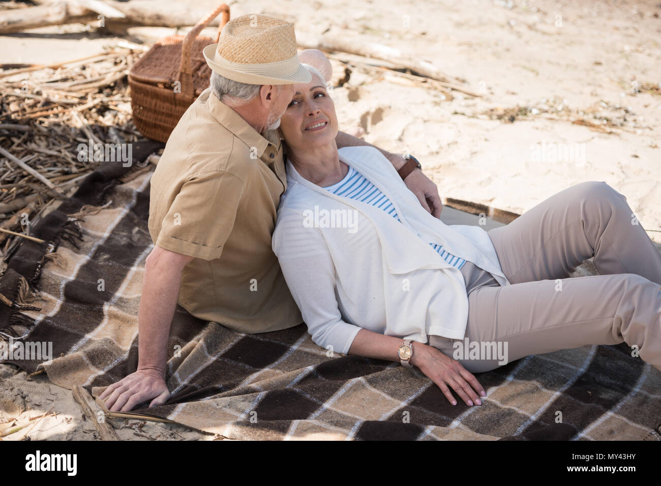 Beau couple ensemble sur la plage de sable de plaid Banque D'Images