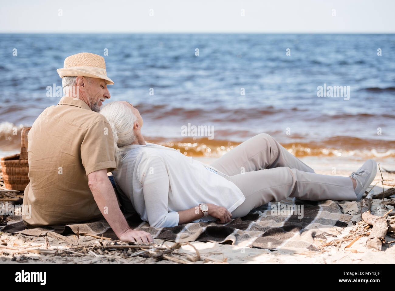 Beau couple ensemble sur la plage de sable de plaid Banque D'Images