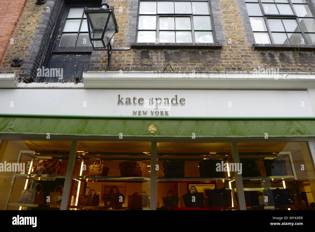 Kate Spade une boutique de Londres. Le créateur de mode Américain, Kate Spade, 55 ans, a été retrouvé mort dans son appartement à New York le mardi à la suite d'un suicide apparent, responsables de l'application de la loi dit. Banque D'Images