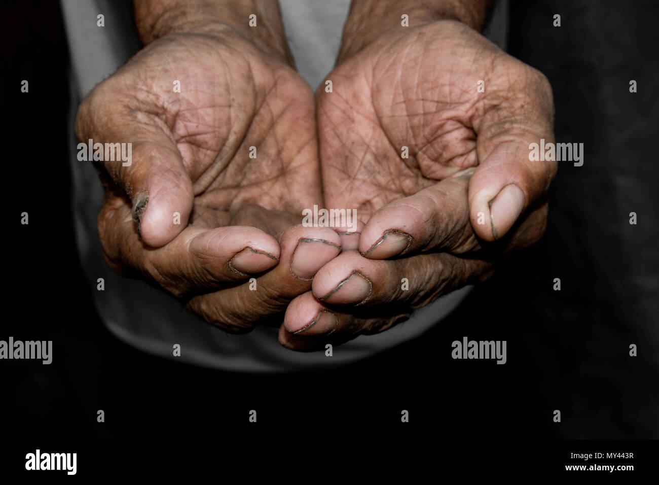 La pauvreté pauvres mains homme âgé vous supplie de l'aide. Les gens de la faim ou la pauvreté du concept. Focus sélectif. La pauvreté à la retraite. Banque D'Images