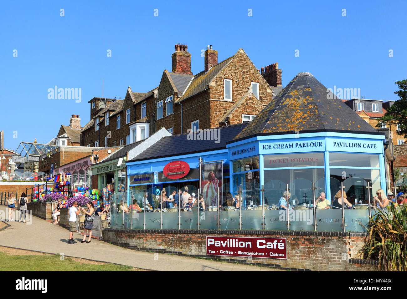 Hunstanton, boutiques, cafés, glaciers, girt boutiques, station balnéaire, ville, Norfolk. Banque D'Images