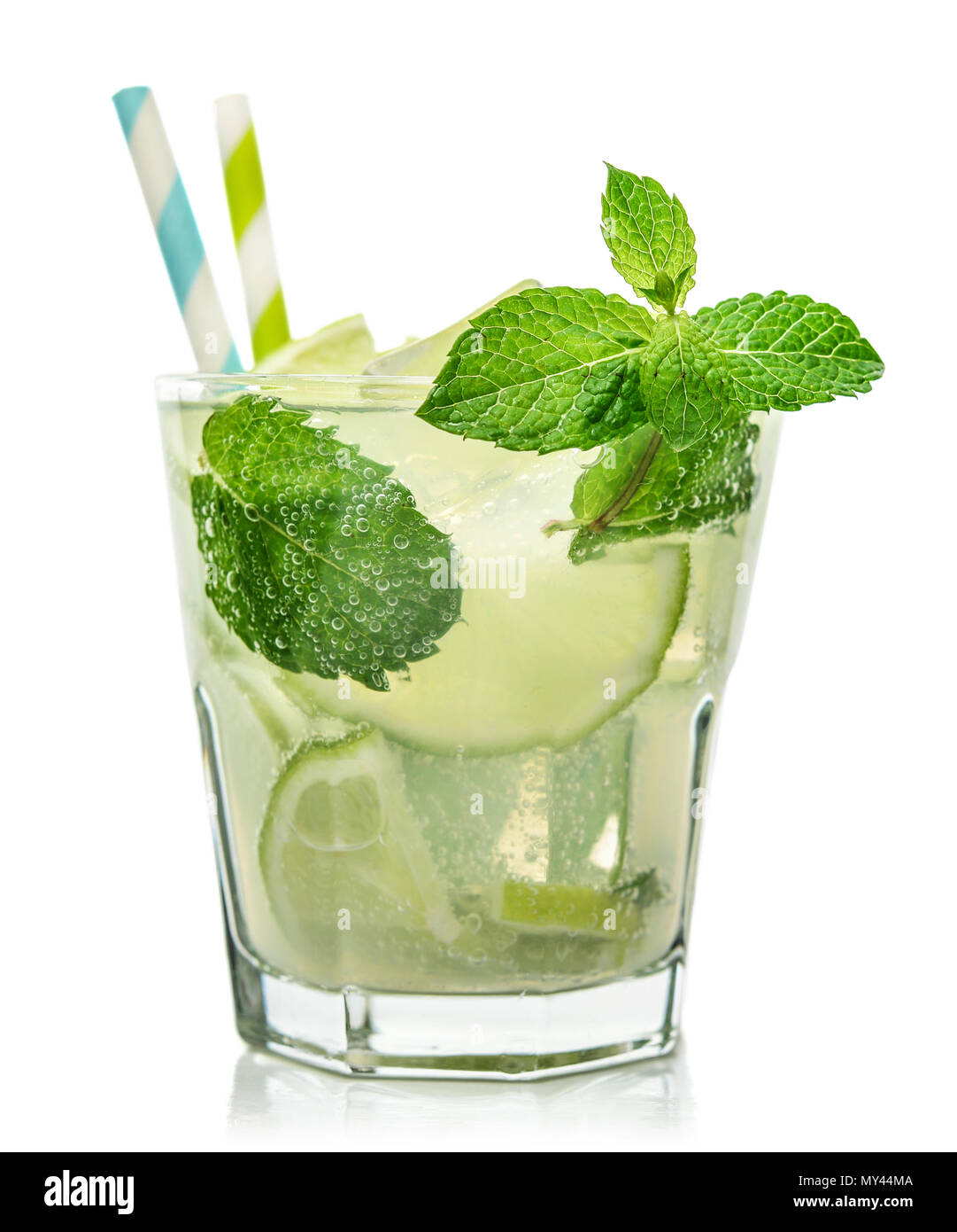 Verre de Mojito cocktail ou un verre de soda au citron vert et menthe isolé  sur fond blanc Photo Stock - Alamy