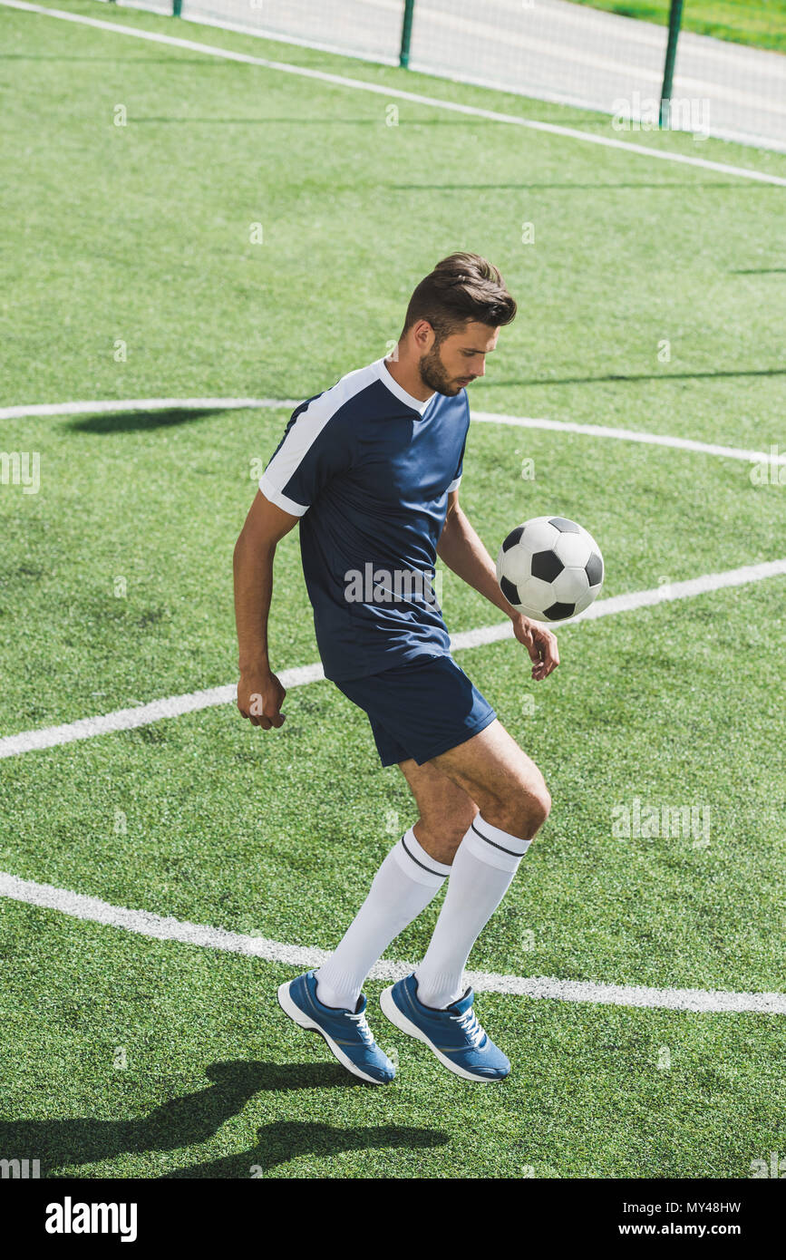 Side view of soccer player kicking ball alors que la formation sur le  terrain de football Photo Stock - Alamy