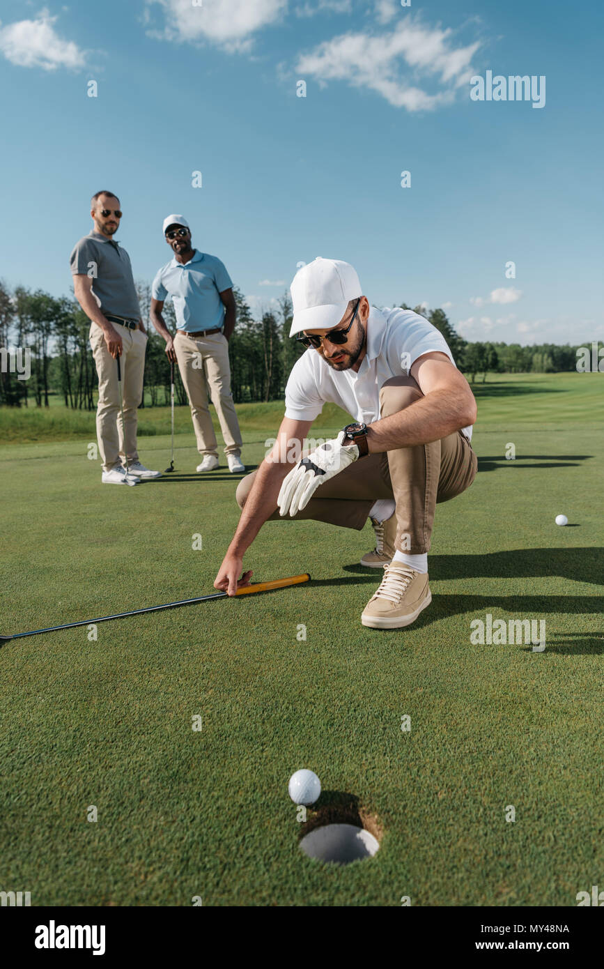 Joueur de golf professionnel à la balle au près du trou dans la journée Banque D'Images