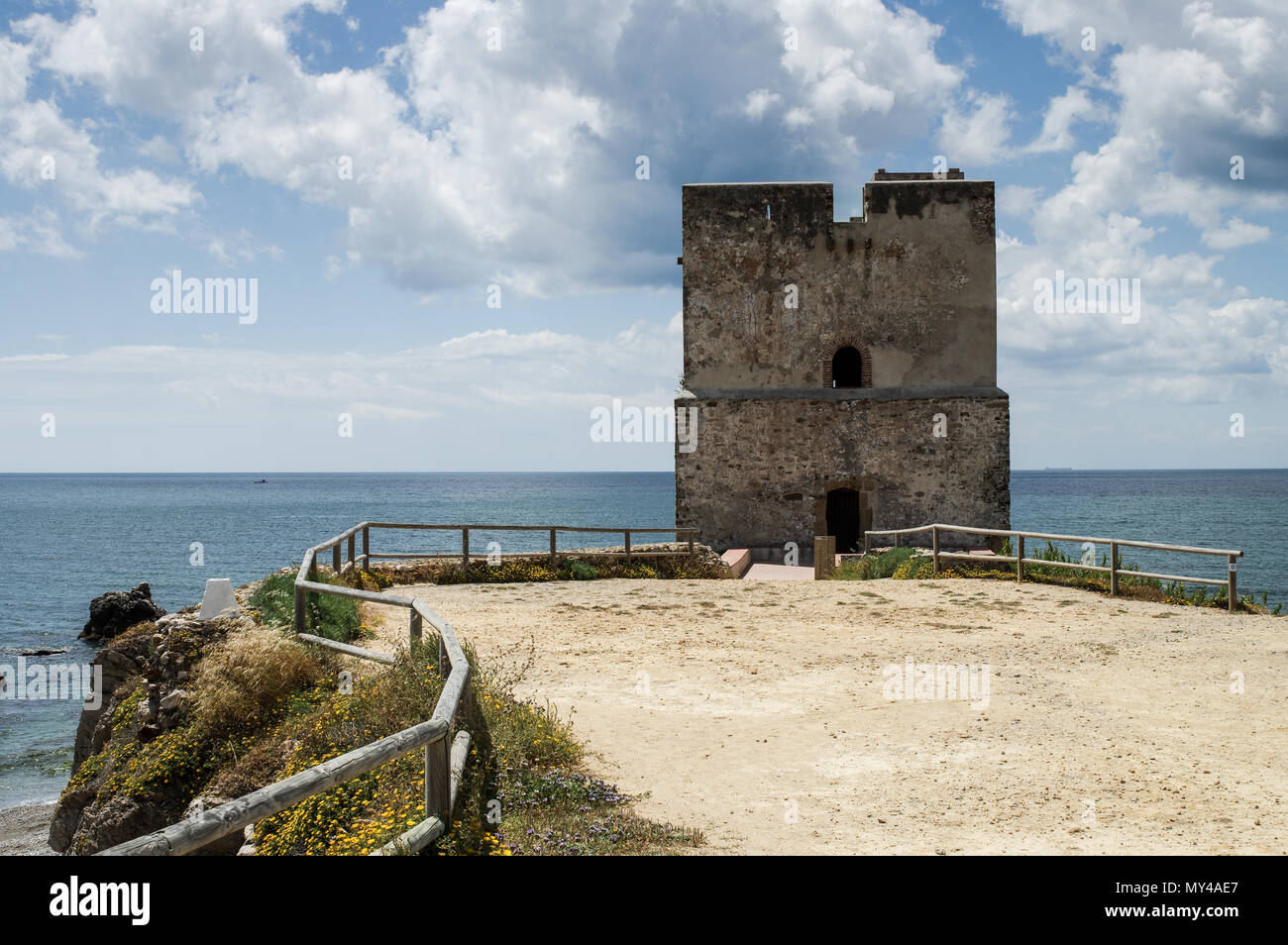 Torre de la Sal, connu localement sous le nom de "Torre del Salto de la Mora" (Tour de la Moor's Leap) - Casares, Espagne Banque D'Images