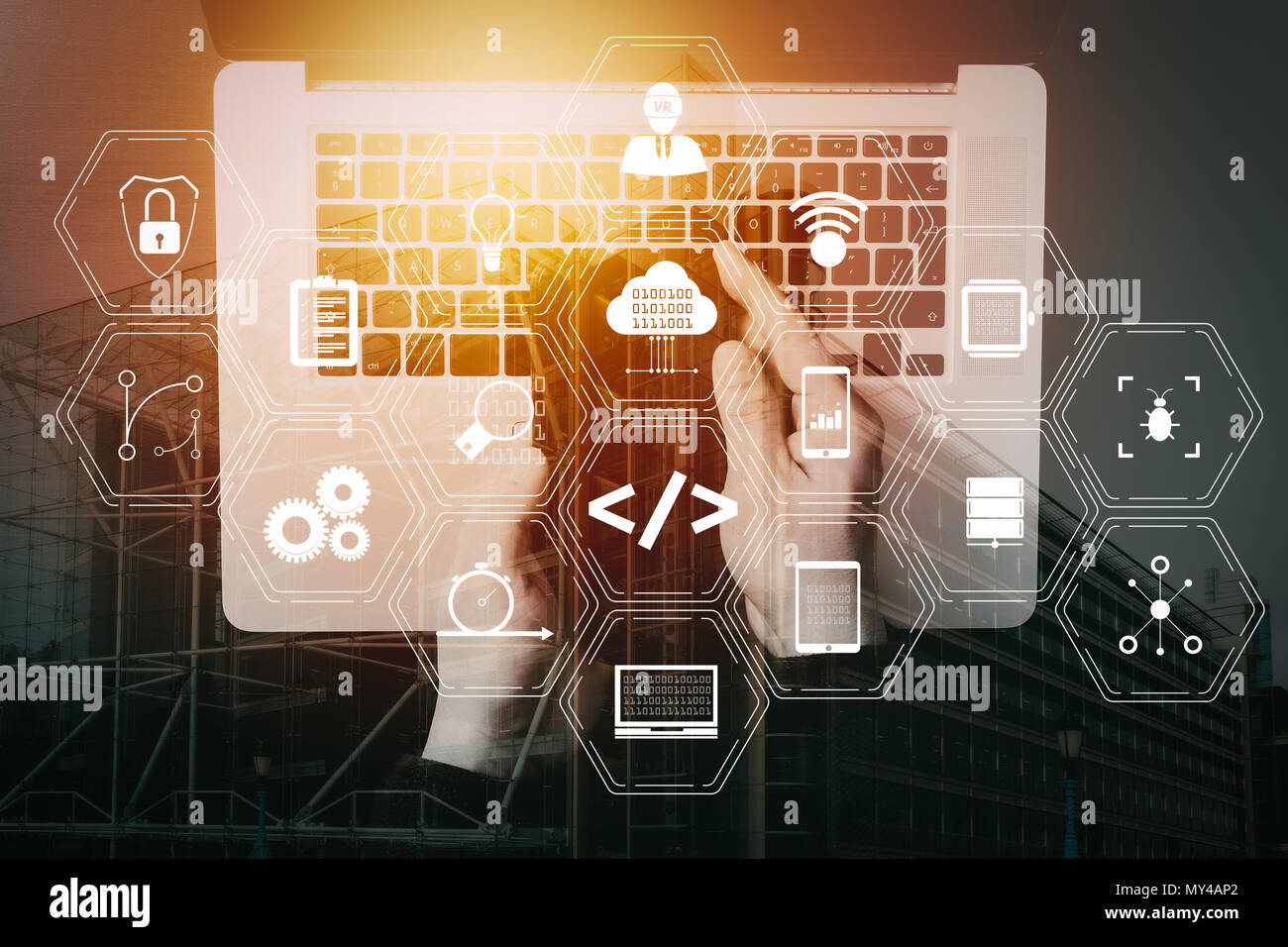 Développeur de logiciels de codage travailler avec la réalité augmentée de l'ordinateur de bord d'icônes et de développement agile scrum et la gestion des versions avec fourche code adapté Banque D'Images