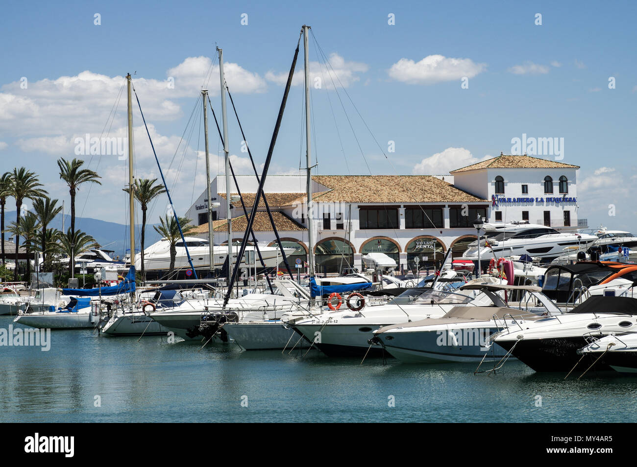 Bateaux amarrés dans le port de plaisance de La Duquesa à Manilva, Espagne Banque D'Images