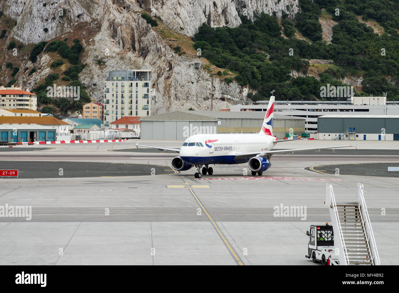 British Airways Airbus de la circulation au sol dans l'aéroport de Gibraltar. Banque D'Images