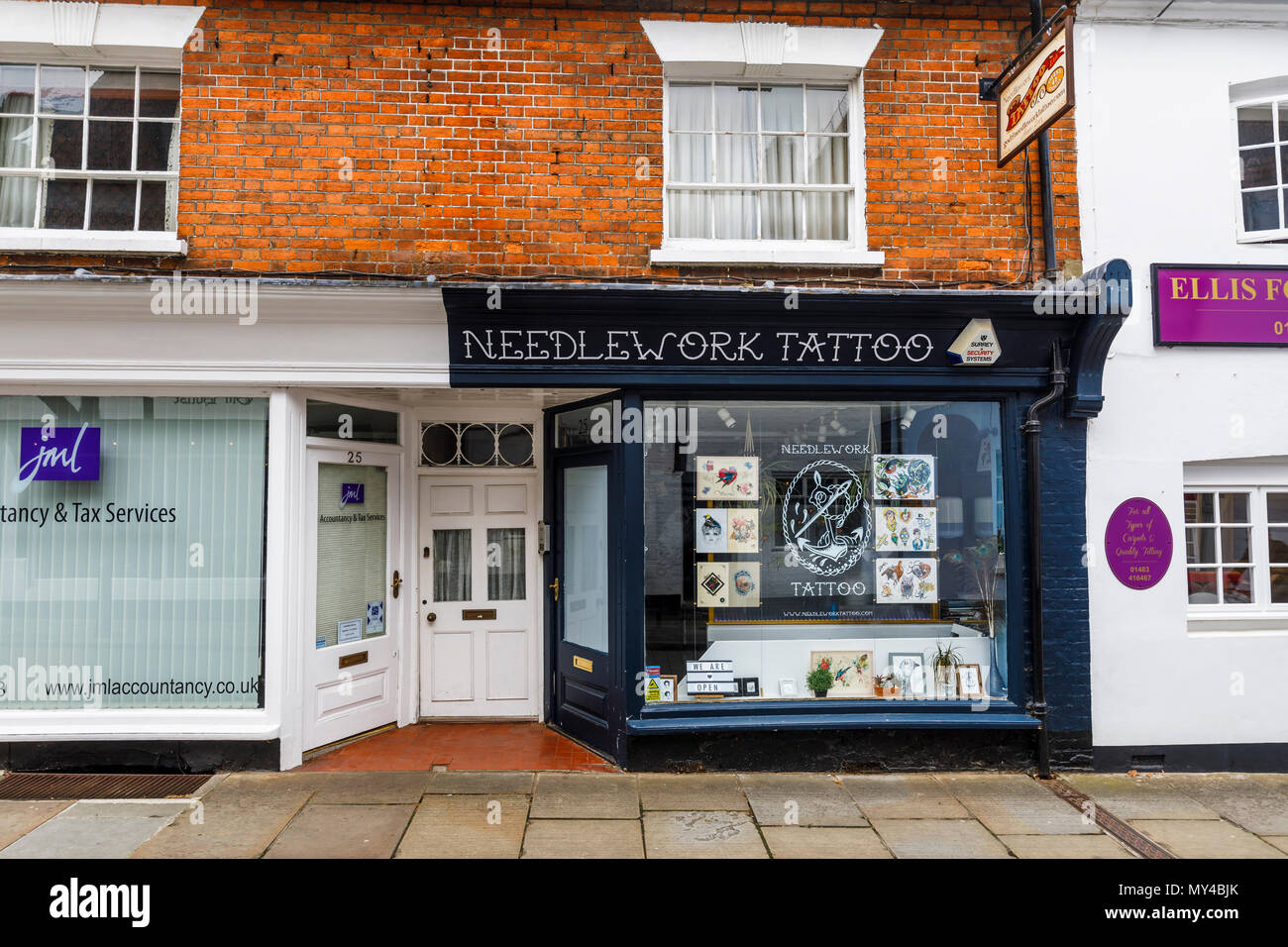 La couture, un salon de tatouage Tattoo shop pour le tatouage à Godalming, un petit marché de la ville historique près de Guildford, Surrey, Angleterre du Sud-Est, Royaume-Uni Banque D'Images