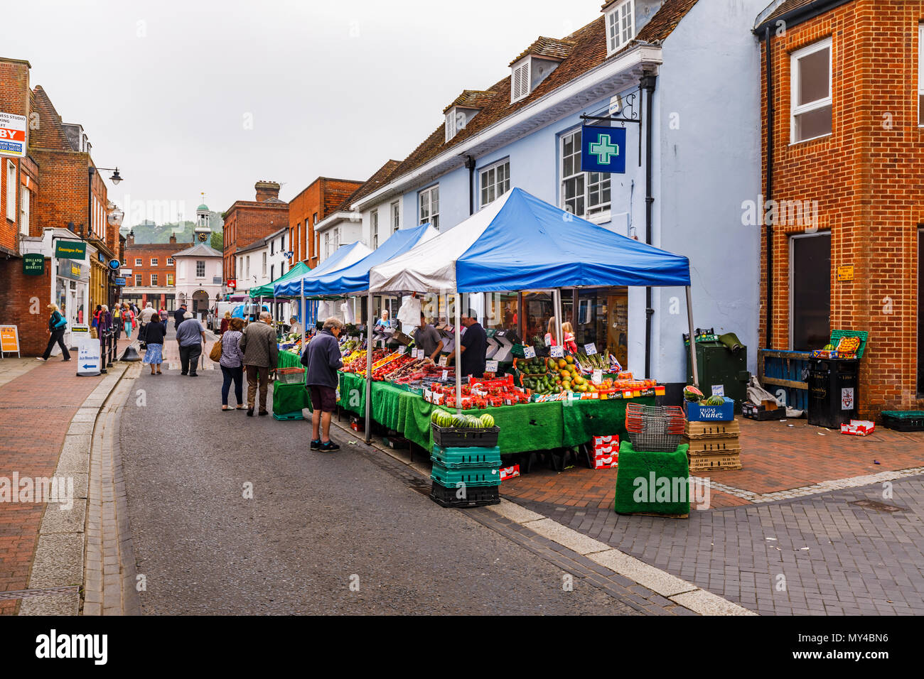 Fruit & Vegetable stall dans le week-end du marché des agriculteurs traditionnels à Godalming, un petit marché de la ville historique près de Guildford, Surrey, Angleterre du Sud-Est Banque D'Images