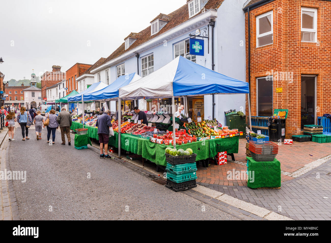 Fruit & Vegetable stall dans le week-end du marché des agriculteurs traditionnels à Godalming, un petit marché de la ville historique près de Guildford, Surrey, Angleterre du Sud-Est Banque D'Images