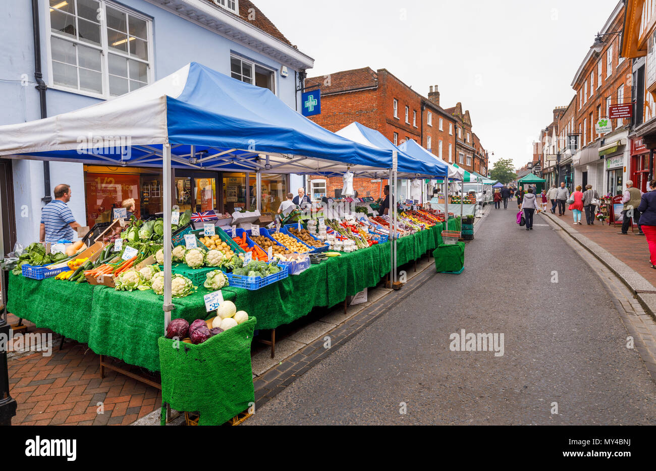 Fruit & Vegetable stall dans le week-end du marché des agriculteurs traditionnels à Godalming, un petit marché de la ville historique près de Guildford, Surrey, Angleterre du Sud-Est Banque D'Images